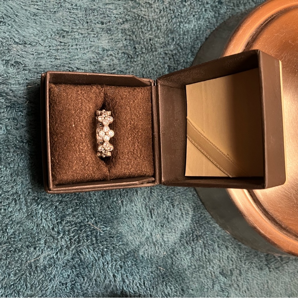 Pandora, sterling silver flower eternity band, size         5 1/2